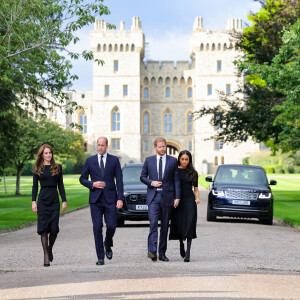 Kate Middleton, le prince William, le prince Harry et Meghan Markle se retrouvent enfin. Ils découvrent ensemble les hommages à la reine Elizabeth II après sa disparition.