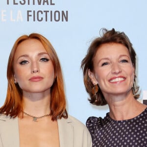 Chloé Jouannet et sa mère Alexandra Lamy au photocall de la cérémonie de clôture de la 24ème édition du Festival de la Fiction TV de La Rochelle, France, le 17 septembre 2022. © Patrick Bernard/Bestimage.