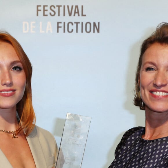 Alexandra Lamy remporte le grand prix du téléfilm du Festival de La Rochelle avec "Touchée" dans lequel sa fille Chloé Jouannet interprète le premier rôle en Press Room lors de la cérémonie de clôture de la 24ème édition du Festival de la Fiction TV de La Rochelle, France, le 17 septembre 2022. © Patrick Bernard/Bestimage.