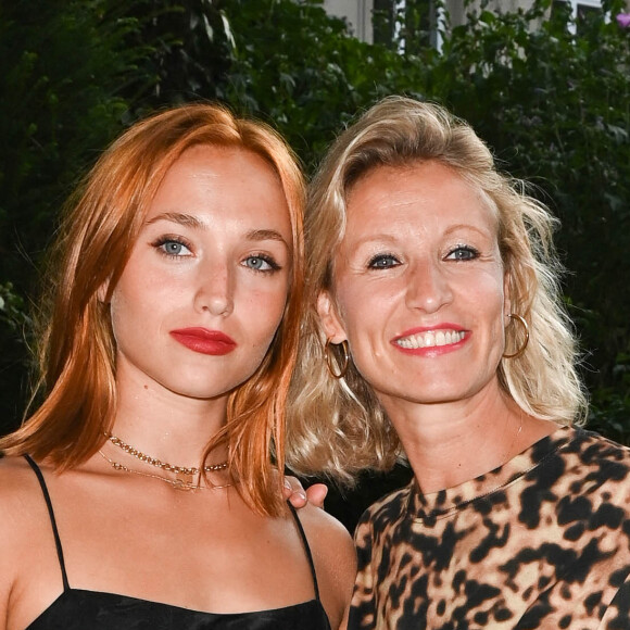 Chloé Jouannet et sa mère Alexandra Lamy - 1er Cocktail des nommés du Festival de la fiction de La Rochelle dans l'hôtel particulier de la SACD à Paris le 1er septembre 2022. © Coadic Guirec/Bestimage.