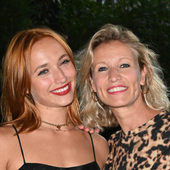 Chloé Jouannet et sa mère Alexandra Lamy - 1er Cocktail des nommés du Festival de la fiction de La Rochelle dans l'hôtel particulier de la SACD à Paris le 1er septembre 2022. © Coadic Guirec/Bestimage.