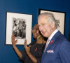 Le roi Charles III d'Angleterre et Camilla Parker Bowles, reine consort d'Angleterre, visitent l'exposition Africa Fashion au Victoria and Albert Museum à Londres, le 3 novembre 2022. L'exposition célèbre la créativité, l'ingéniosité et l'impact mondial de la mode africaine. 