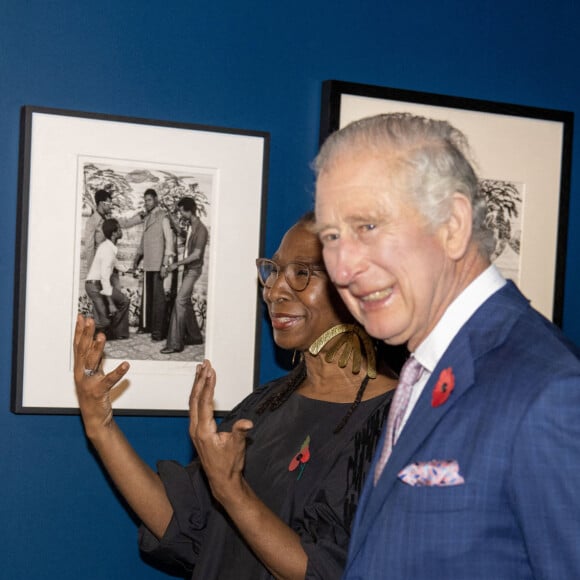 Le roi Charles III d'Angleterre et Camilla Parker Bowles, reine consort d'Angleterre, visitent l'exposition Africa Fashion au Victoria and Albert Museum à Londres, le 3 novembre 2022. L'exposition célèbre la créativité, l'ingéniosité et l'impact mondial de la mode africaine. 