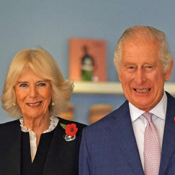 Le roi Charles III d'Angleterre et Camilla Parker Bowles, reine consort d'Angleterre, visitent l'exposition Africa Fashion au Victoria and Albert Museum à Londres, le 3 novembre 2022. L'exposition célèbre la créativité, l'ingéniosité et l'impact mondial de la mode africaine. 