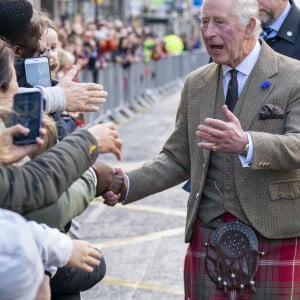 Le roi Charles III d'Angleterre, à la rencontre des habitants d'Aberdeen, le 17 octobre 2022. Le roi d'Angleterre rencontre des familles qui se sont installées à Aberdeen depuis l'Afghanistan, la Syrie et l'Ukraine. 