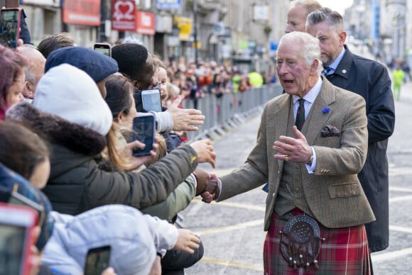 Le roi Charles III d'Angleterre, à la rencontre des habitants d'Aberdeen, le 17 octobre 2022. Le roi d'Angleterre rencontre des familles qui se sont installées à Aberdeen depuis l'Afghanistan, la Syrie et l'Ukraine. 