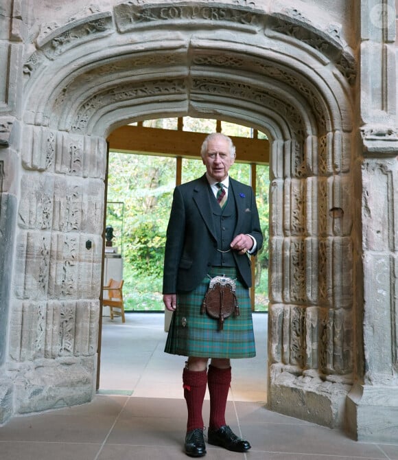 Le roi Charles III d'Angleterre visite la Burrell Collection avant sa réouverture officielle après sa rénovation de six ans au Pollok Country Park à Glasgow (Ecosse), le 13 octobre 2022. A l'issue de la visite le roi Charles III d'Angleterre est allé à la rencontre des habitants. 