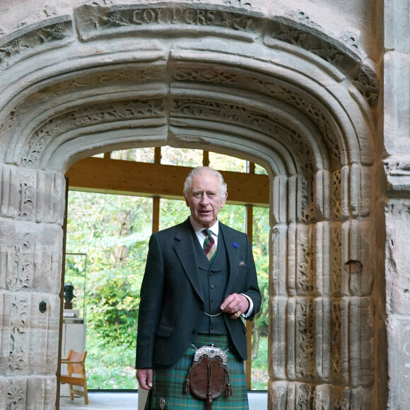 Le roi Charles III d'Angleterre visite la Burrell Collection avant sa réouverture officielle après sa rénovation de six ans au Pollok Country Park à Glasgow (Ecosse), le 13 octobre 2022. A l'issue de la visite le roi Charles III d'Angleterre est allé à la rencontre des habitants. 