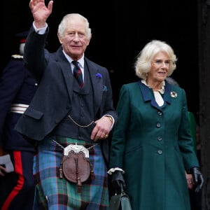 Le roi Charles III d'Angleterre et Camilla Parker Bowles, reine consort d'Angleterre, visitent l'abbaye de Dunfermline, Écosse, Royaume Uni, le 3 octobre 2022, pour marquer son 950ème anniversaire, après avoir assisté à une réunion à la City Chambers pour marquer officiellement l'attribution du statut de ville à l'ancienne ville. 
