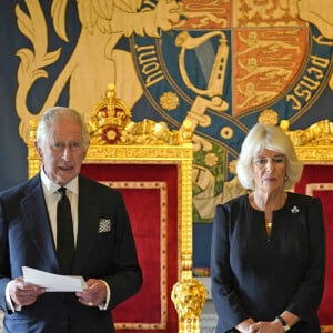 Le roi Charles III d'Angleterre et la reine consort Camilla Parker Bowles reçoivent le "Message of Condolence" de la part du porte-parole de l'assemblée d'Irlande du Nord, au château de Hillsborough. Le 13 septembre 2022 