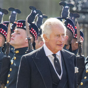 Le roi Charles III d'Angleterre assiste à la cérémonie des clés au palais de Holyroodhouse à Édimbourg, Royaume Uni, le 12 septembre 2022. Le roi Charles III inspecte la garde d'honneur pendant la cérémonie. 