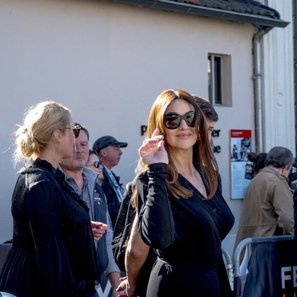 Monica Bellucci lors du tournage du remake du premier film "La sortie des usines Lumière" à l'Institut Lumière à Lyon, à l'occasion de la 14è Edition du "Lumière Film Festival". Le 22 octobre 2022 © Sandrine Thesillat / Panoramic / Bestimage.