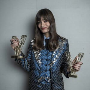 Clara Luciani (Artiste féminine de l'année et Album de l'année pour "Coeur") en backstage lors la 37ème cérémonie des Victoires de la musique à la Seine musicale de Boulogne-Billancourt, le 11 février 2022. © Cyril Moreau / Tiziano Da Silva / Bestimage.