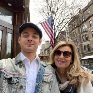 Valérie Trierweiler posant avec son plus jeune fils Léonard à New York où il habite.