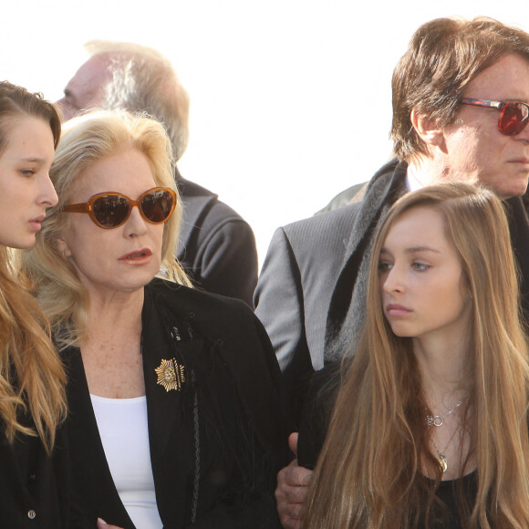 Sylvie Vartan, son mari Tony Scotti et ses petites filles Ilona et Emma (filles de David Hallyday et d'Estelle Lefébure) - Obsèques de Michel Pastor en l'église Saint-Charles à Monaco le 06/02/2014 
