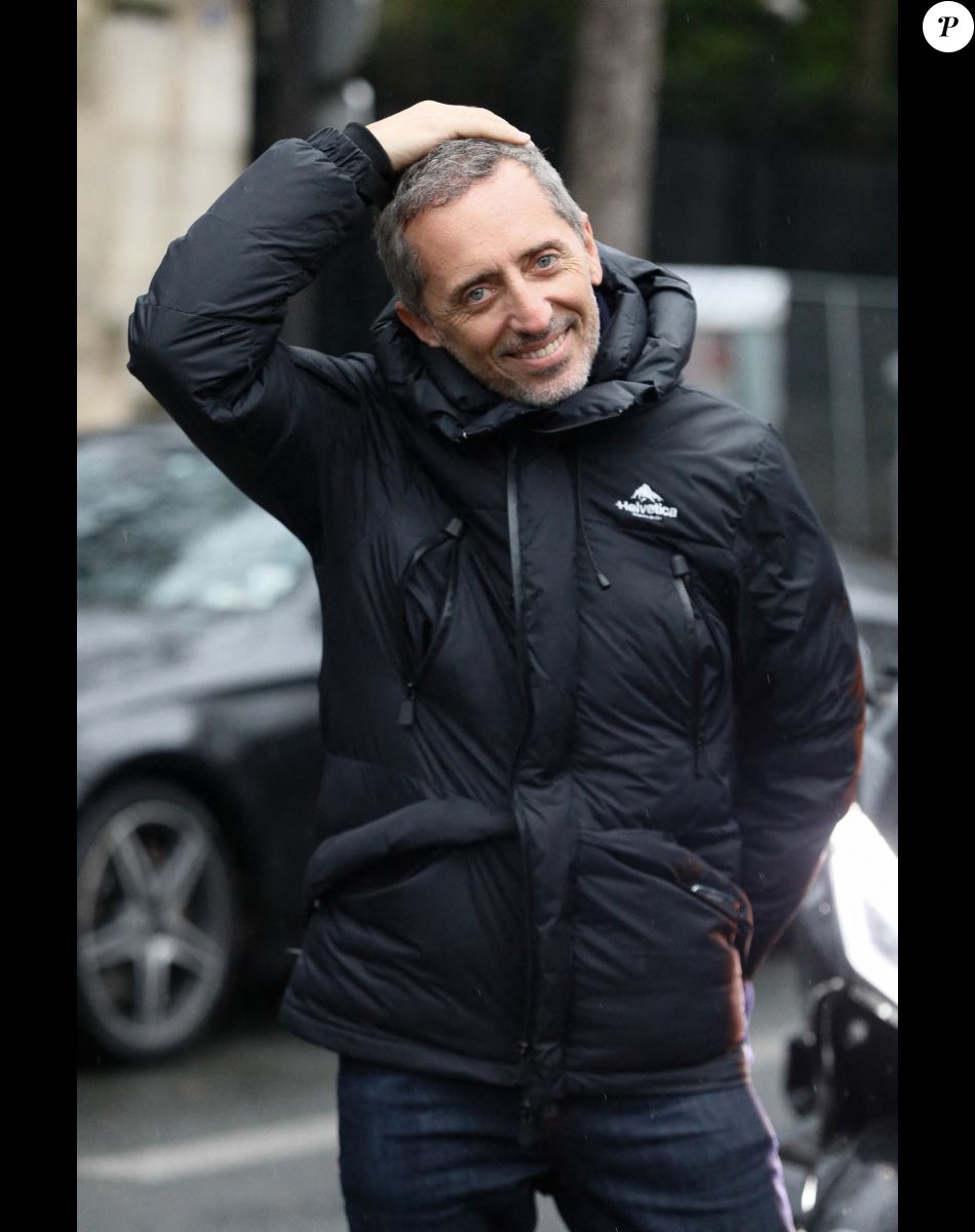 Gad Elmaleh - Arrivées à l'émission "Vivement Dimanche" au Studio Gabriel à Paris ; diffusion le 13 novembre sur France 3. Le 3 novembre 2022. © Christophe Clovis / Bestimage