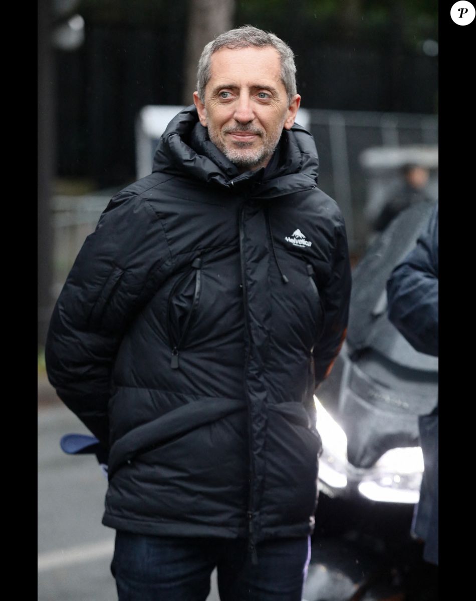 Gad Elmaleh - Arrivées à l'émission "Vivement Dimanche" au Studio Gabriel à Paris ; diffusion le 13 novembre sur France 3. © Christophe Clovis / Bestimage