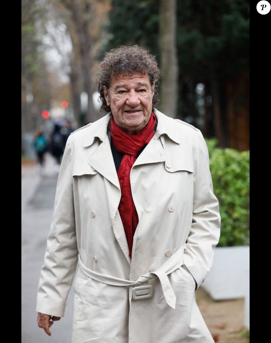 Robert Charlebois - Arrivées à l'émission "Vivement Dimanche" au Studio Gabriel à Paris ; diffusion le 13 novembre sur France 3. Le 3 novembre 2022. © Christophe Clovis / Bestimage