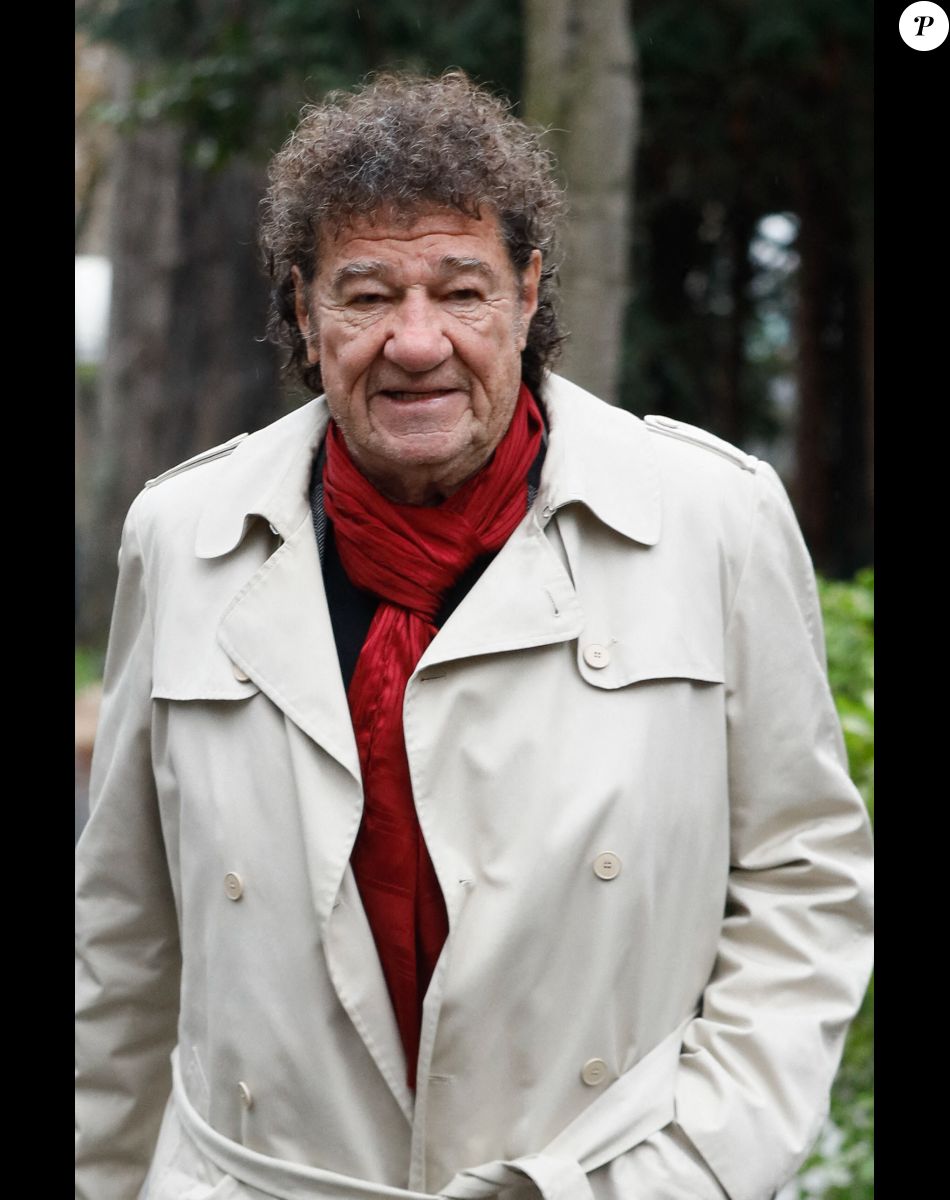 Robert Charlebois - Arrivées à l'émission "Vivement Dimanche" au Studio Gabriel à Paris ; diffusion le 13 novembre sur France 3. Le 3 novembre 2022. © Christophe Clovis / Bestimage