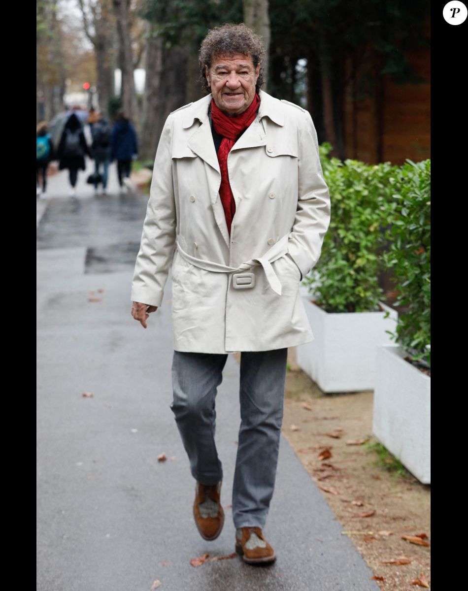 Robert Charlebois - Arrivées à l'émission "Vivement Dimanche" au Studio Gabriel à Paris ; diffusion le 13 novembre sur France 3. Le 3 novembre 2022. © Christophe Clovis / Bestimage