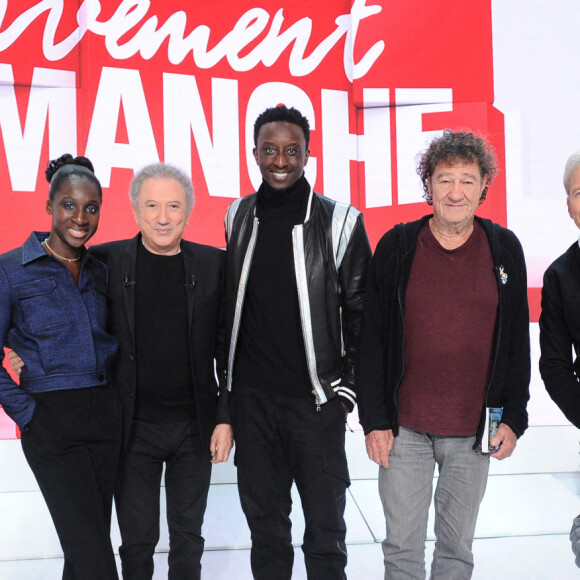 Exclusif - Alex Vizorek, Eye Haidara, Michel Drucker, Ahmed Sylla, Robert Charlebois, Alain Choquette et Frederic Zeitoun - Enregistrement de l'émission "Vivement dimanche" au studio Gabriel, présentée par M.Drucker, diffusée le 13 novembre 2022. © Guillaume Gaffiot / Bestimage