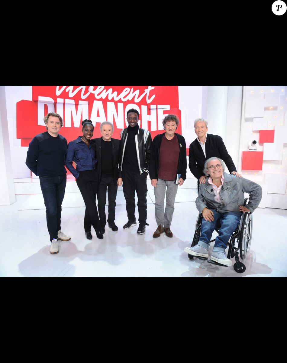 Exclusif - Alex Vizorek, Eye Haidara, Michel Drucker, Ahmed Sylla, Robert Charlebois, Alain Choquette et Frederic Zeitoun - Enregistrement de l'émission "Vivement dimanche" au studio Gabriel, présentée par M.Drucker, diffusée le 13 novembre 2022. © Guillaume Gaffiot / Bestimage