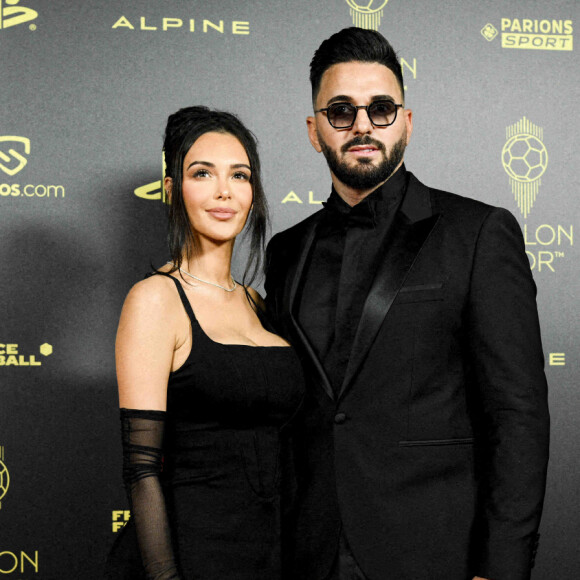 Nabilla (Benattia) et son mari Thomas Vergara au photocall de la 66ème cérémonie du Ballon d'Or au Théâtre du Chatelet à Paris.