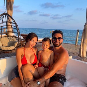 Nabilla Benattia et Thomas Vergara avec leur fils Milann