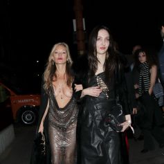 Kate Moss laisse apercevoir un sein nu à la sortie du club "Annabelle" à Londres, le 9 novembre 2022.