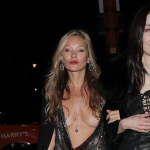 Kate Moss laisse apercevoir un sein nu à la sortie du club "Annabelle" à Londres, le 9 novembre 2022.