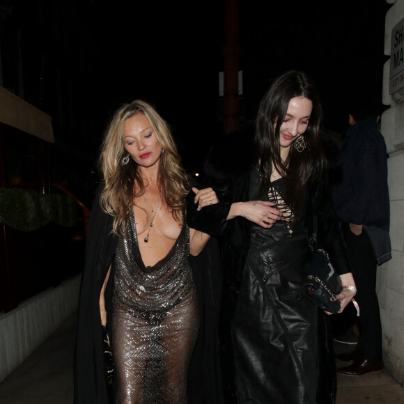 Kate Moss laisse apercevoir un sein nu à la sortie du club "Annabelle" à Londres, le 9 novembre 2022.