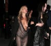 Kate Moss laisse apercevoir un sein nu à la sortie du club "Annabelle" à Londres, le 9 novembre 2022.
