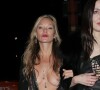 Kate Moss laisse apercevoir un sein nu à la sortie du club "Annabelle" à Londres.
