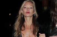 Kate Moss en robe totalement transparente, elle laisse échapper un sein en pleine rue