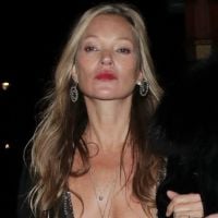 Kate Moss en robe totalement transparente, elle laisse échapper un sein en pleine rue