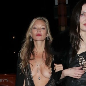 Kate Moss laisse apercevoir un sein nu à la sortie du club "Annabelle" à Londres.