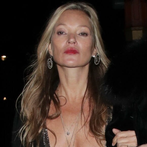 Kate Moss laisse apercevoir un sein nu à la sortie du club "Annabelle" à Londres.