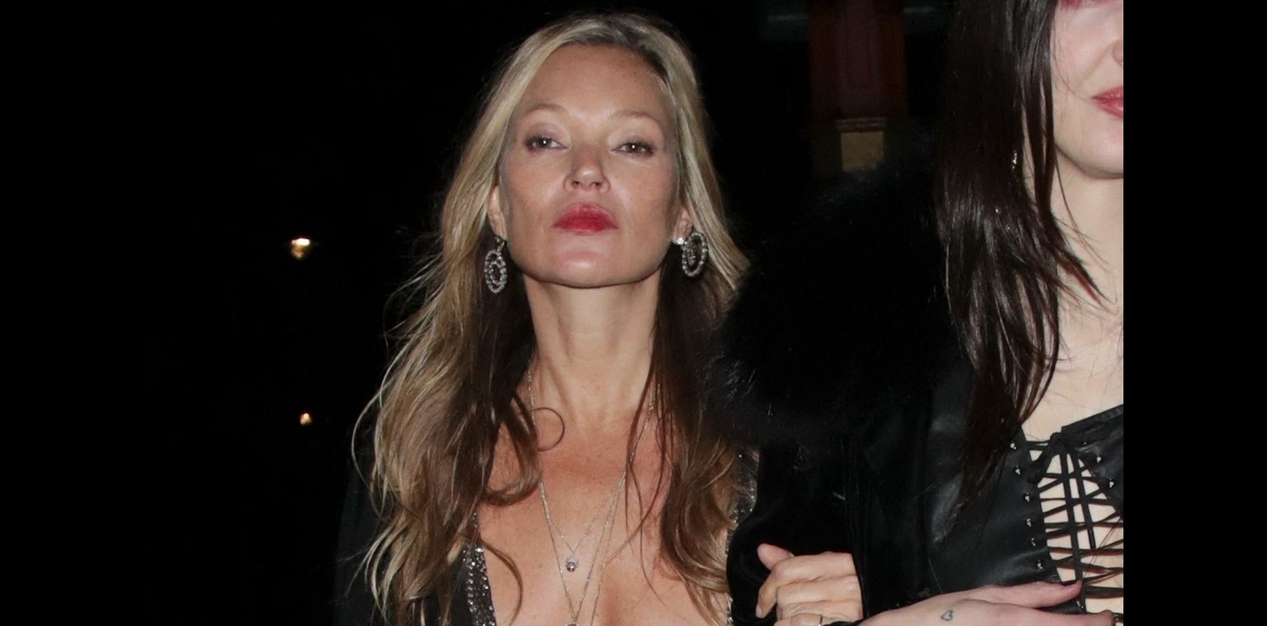 Kate Moss en robe totalement transparente, elle laisse échapper un sein
