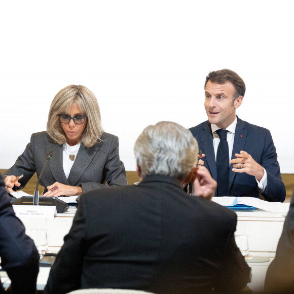 Le président de la République française, Emmanuel Macron et sa femme la Première dame, Brigitte Macron au lancement du Laboratoire pour la protection de l'enfance en ligne au palais de l'Elysée à Paris, France, le 10 novembre 2022