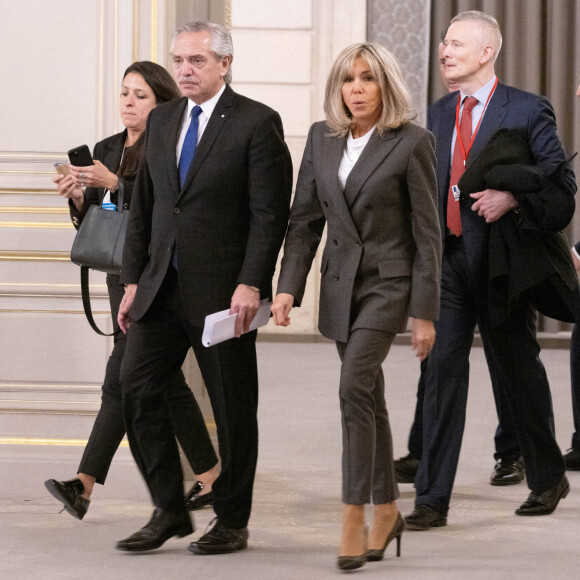 Le président de la Nation argentine, Alberto Fernández et la Première dame française, Brigitte Macron au lancement du Laboratoire pour la protection de l'enfance en ligne au palais de l'Elysée à Paris, France, le 10 novembre 2022. © Jacques Witt/Pool/Bestimage