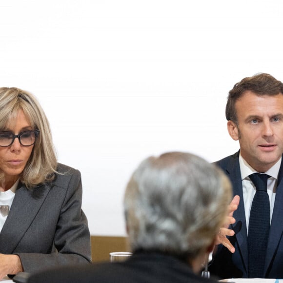 Le président de la République française, Emmanuel Macron et sa femme la Première dame, Brigitte Macron au lancement du Laboratoire pour la protection de l'enfance en ligne au palais de l'Elysée à Paris, France, le 10 novembre 2022