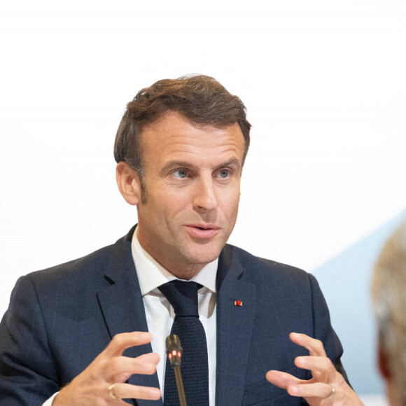 Le président de la République française, Emmanuel Macron et sa femme la Première dame, Brigitte Macron au lancement du Laboratoire pour la protection de l'enfance en ligne au palais de l'Elysée à Paris, France, le 10 novembre 2022