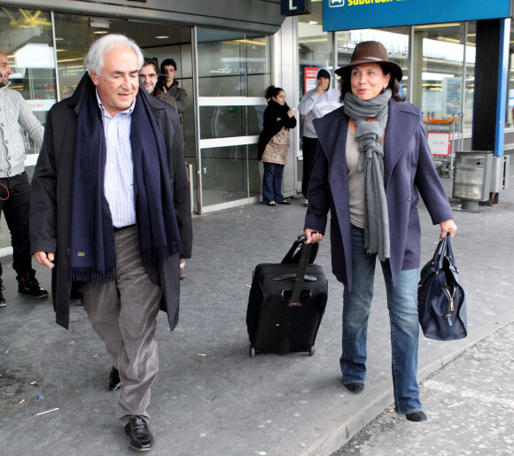Dominique Strauss-Kahn et Anne Sinclair à Orly en 2012
