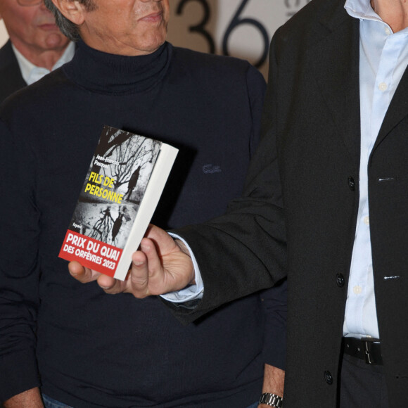 Richard Anconina (parrain de cette édition) et Jean François Pasques, prix du Quai des Orfèvres 2023 pour "Fils de personne" aux éditions Fayard lors de la remise du prix du Quai des Orfèvres 2023 au 36 Bastion, nouveau siège de la police judiciaire parisienne le 8 novembre 2022.  © Didier Sabardin / Bestimage