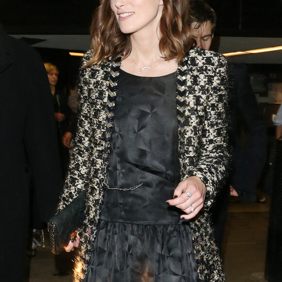 Keira Knightley et son mari James Righton à la sortie du film "The Charlotte" à Londres, le 15 novembre 2022. 