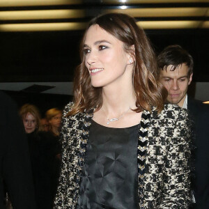 Keira Knightley et son mari James Righton à la sortie du film "The Charlotte" à Londres, le 15 novembre 2022. 