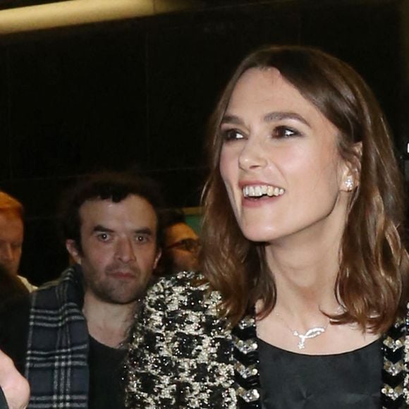 Keira Knightley et son mari James Righton à la sortie du film "The Charlotte" à Londres, le 15 novembre 2022. 