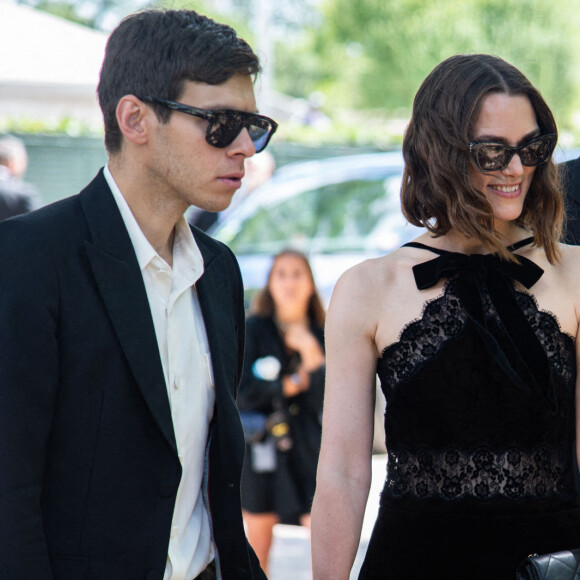 Keira Knightley et son mari James au défilé de mode Haute-Couture automne-hiver 2022-2023 "Chanel" à Paris le 5 juillet 2022. © Baptiste Autissier / Panoramic / Bestimage 