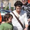 Nick Jonas et son petit frère Frankie, 9 ans, de sortie dans un restaurant de Toluca Lake, le samedi 13 février.