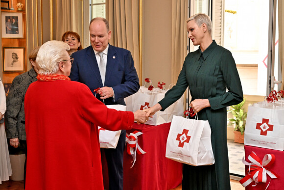 Le prince Albert II de Monaco et la princesse Charlene en compagnie de Camille Gottlieb ont remis les traditionnels paquets cadeaux de la Croix Rouge monégasque dans le cadre des festivités liées à la Fête Nationale, le 16 novembre 2022. © Bruno Bebert/Bestimage 